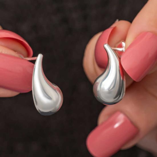 Gümüş Gözyaşı Damla Çivili Kadın Küpe Gümüş Gözyaşı Damla Çivili Kadın Küpe