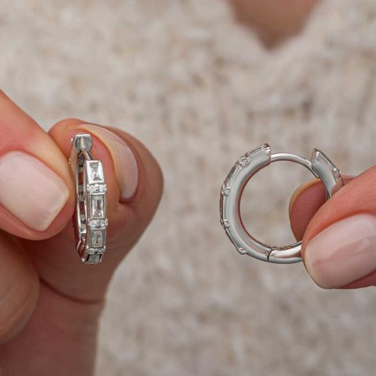 Gümüş Baget Taşlı Halka Kadın Küpe Gümüş Baget Taşlı Halka Kadın Küpe